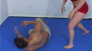 Mistress achieves victory by thrashing opponent - porn video